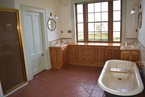 CLAYFIELD HOMESTEAD - Rustic Country Accommodation - Accommodation NT 14