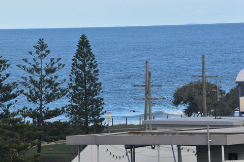 NEW UPMARKET COMFORTABLE 2 Bed, 2 Bath, OCEAN VIEWS, 250m To BUDDINA BEACH! - Accommodation NT 2