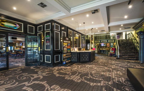 Nightcap At Skyways Hotel - NT Tourism 1