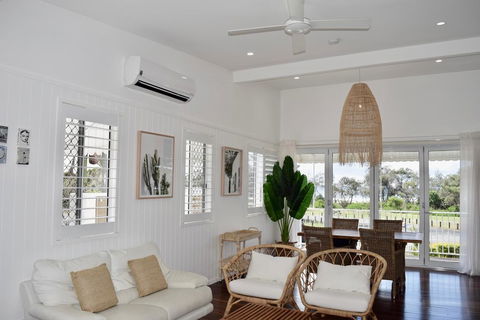 Oceanfront Beach House On Marine Parade - Accommodation NT 1