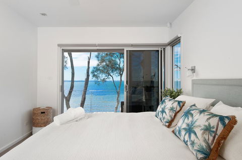 Paradise Beach House - Waterfront With Heated Pool - NT Tourism 1