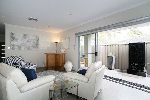 Penguin 4 Bedroom House By Shoalwater Executive Homes - NT Tourism 2