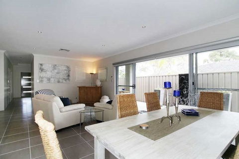 Penguin 4 Bedroom House By Shoalwater Executive Homes - NT Tourism 1