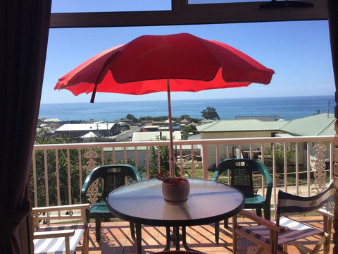 Penguin Seaside Homestay - NT Tourism 0