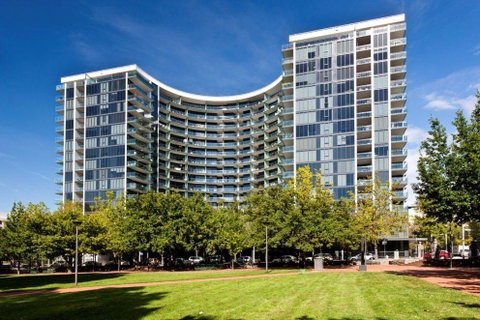 Perfectly Located Modern Apartment - Canberra CBD - NT Tourism 2