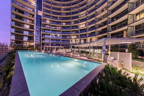 Perfectly Located Modern Apartment - Canberra CBD - NT Tourism 1