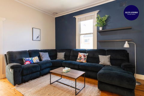 PET FRIENDLY FAMILY HOME WILLOUGHBY - Accommodation NT 2