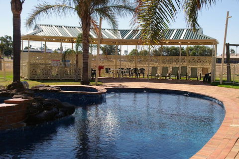 Pines Country Club Motor Inn - Accommodation NT 2