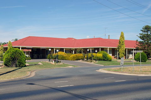 Pines Country Club Motor Inn - Accommodation NT 1