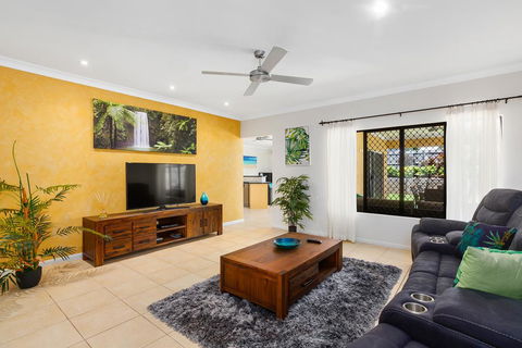 Private Large Cairns Family Home, Rainforest Views - Accommodation NT 2