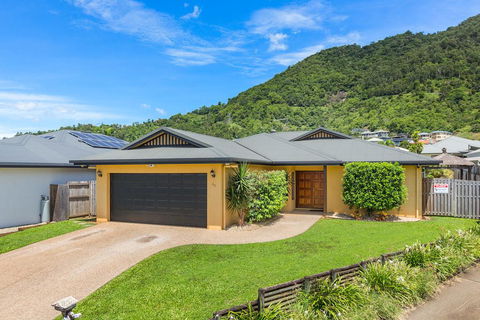 Private Large Cairns Family Home, Rainforest Views - Accommodation NT 1