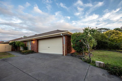 Quiet & Peaceful 3bed2bath HOME @Keilor Downs - Accommodation NT 0