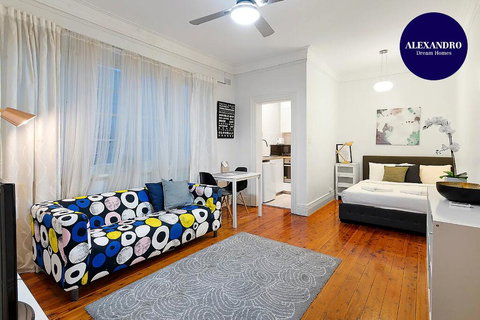 Quiet Art Deco - Cafe Central - Accommodation NT 0