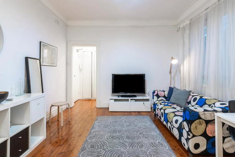 Quiet Art Deco - Cafe Central - Accommodation NT 2