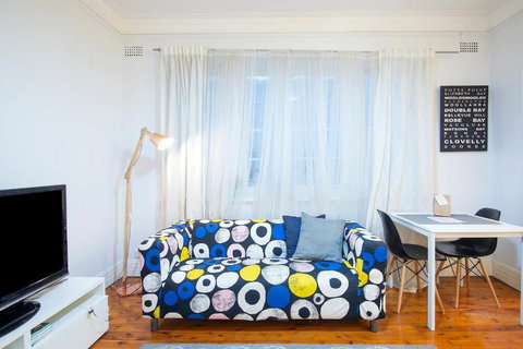 Quiet Art Deco - Cafe Central - Accommodation NT 3