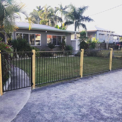 QUIRKY QUEENSLANDER 6 BEDROOM HOME - Accommodation NT 0