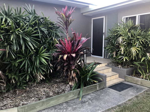 QUIRKY QUEENSLANDER 6 BEDROOM HOME - Accommodation NT 1