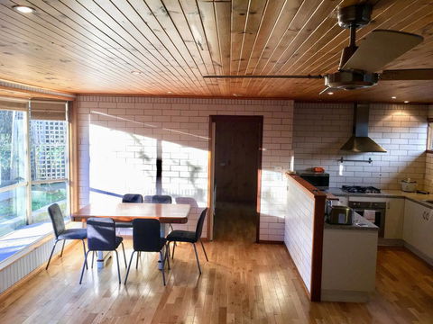 Romantic Getaway With Spa And Wifi - Pet Friendly - NT Tourism 3