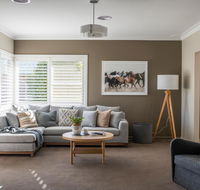 Sampson St Large Stylish CBD Home Sleeps 11 - NT Tourism