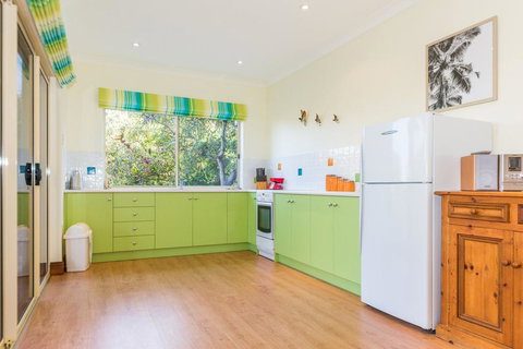 Seaclusion - 8 View Court Carrickalinga - Accommodation NT 3