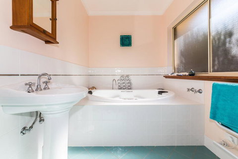 Seaclusion - 8 View Court Carrickalinga - Accommodation NT 2