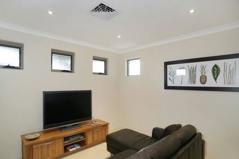 Seal 4 Bedroom House By Shoalwater Executive Homes - NT Tourism 2