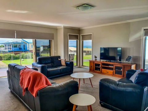SEAL HAVEN - Centrally Located, Modern Home - NT Tourism 1