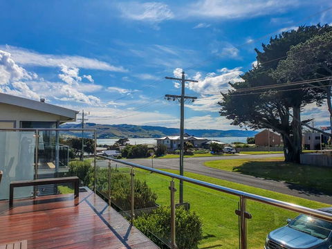 SEAL HAVEN - Centrally Located, Modern Home - NT Tourism 3