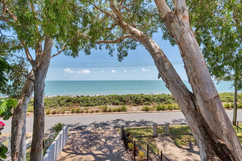 Seascape Luxury Beachfront House - Accommodation NT 2