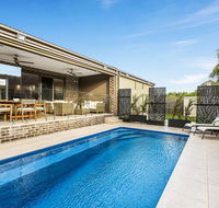 Serenity on Seaview Boutique retreat with pool by the beach - Accommodation NT