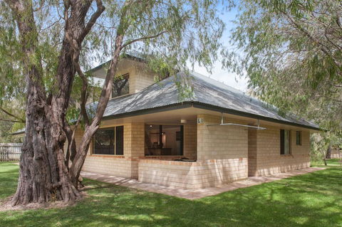 Siesta Park Holiday Resort - NT Tourism 0