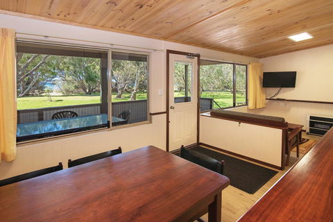 Siesta Park Holiday Resort - NT Tourism 1