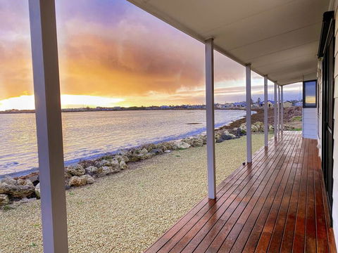 Smart Beach House @ Pelican Point - NT Tourism 0