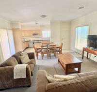 Spacious 2 Bed 2 Bath Villa - Central Location - Quiet - NT Tourism
