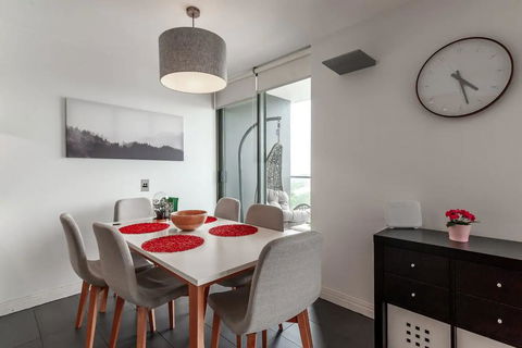 Spacious 2 Bedroom Flat In Wolli Creek - NT Tourism 2