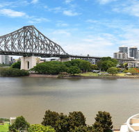Spacious Executive 3 Bedroom - Brisbane CBD - Views - Pool - WIFI - Free parking - Accommodation NT