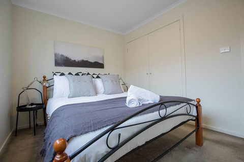 Spacious Lovely 5Beds Home@Point Cook - Accommodation NT 2