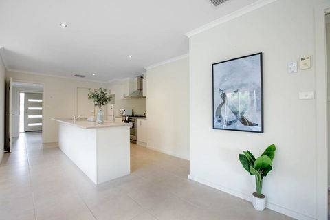 Spacious Lovely 5Beds Home@Point Cook - Accommodation NT 3