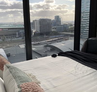Sparkling 2 bed 1 bath Melbourne CBD Apt - Free Netflix  Wine - Accommodation NT