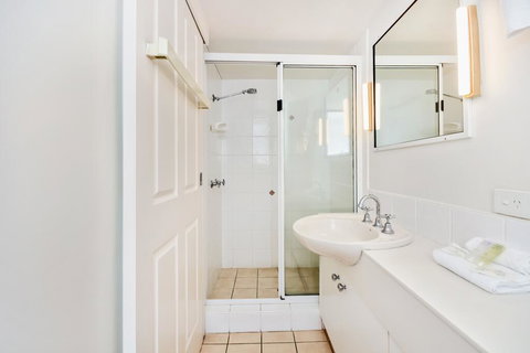 SPIN13- ESCAPE TO MOOLOOLABA - Accommodation NT 3