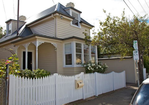 Strahan House - Accommodation NT 1
