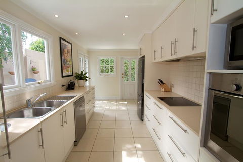 Strahan House - Accommodation NT 2