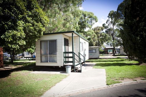 Strayleaves Caravan Park - Accommodation NT 1