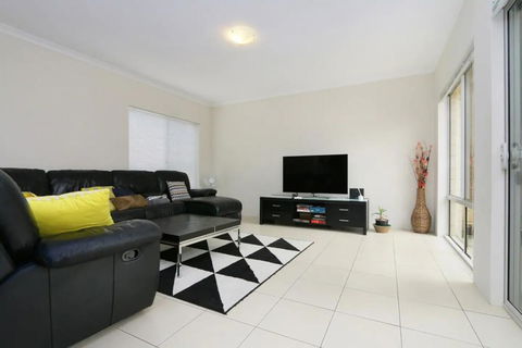 Stunning Home Near Scarborough Beach Sleeps 11 - NT Tourism 0