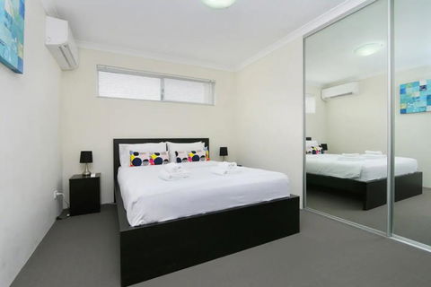 Stunning Home Near Scarborough Beach Sleeps 11 - NT Tourism 3