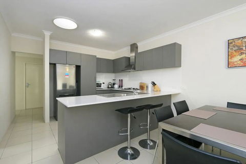 Stunning Home Near Scarborough Beach Sleeps 11 - NT Tourism 1