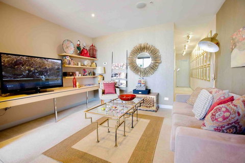 Stylish 1 Bedroom Apartment Amazing City Views - Accommodation NT 2