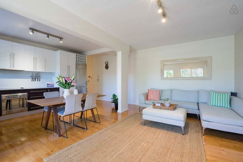 Stylish And Spacious Beach Apartment - NT Tourism 0