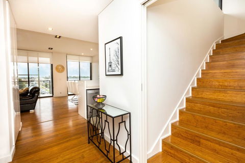 Stylish Inner City Penthouse Apartment - NT Tourism 1