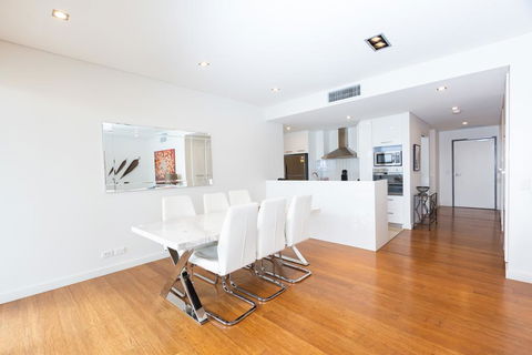 Stylish Inner City Penthouse Apartment - NT Tourism 3
